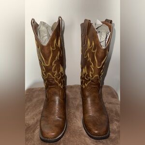 Elegant Brown Boots with Gold Accents
